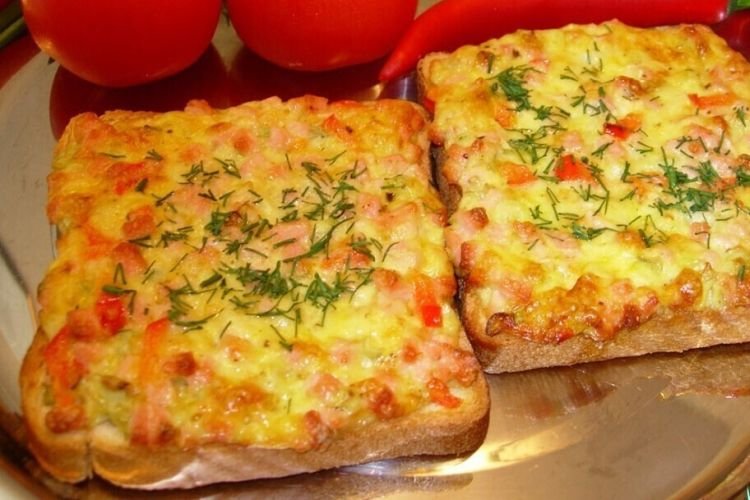 Горячие бутерброды с колбасой и сыром