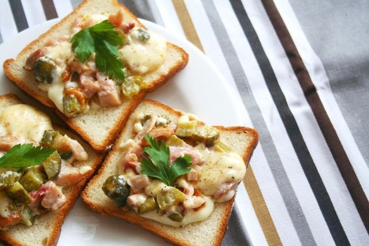 Горячие бутерброды с маринованными огурцами