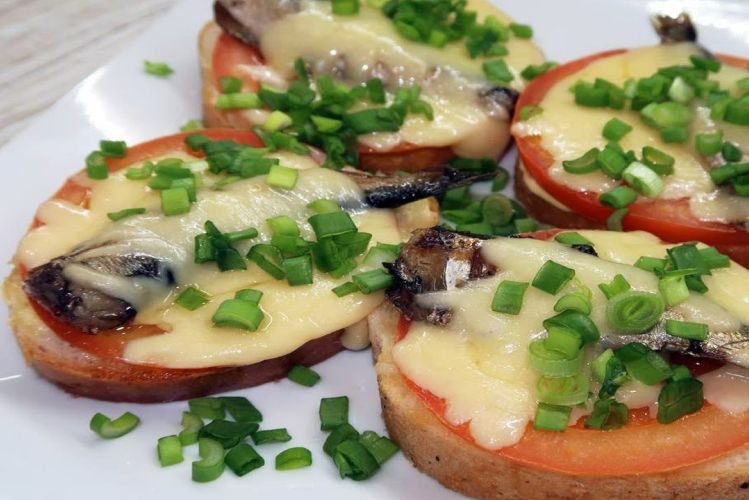 Горячие бутерброды со шпротами