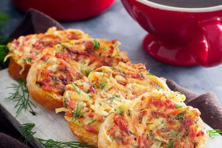 Горячие бутерброды с колбасой и картофелем