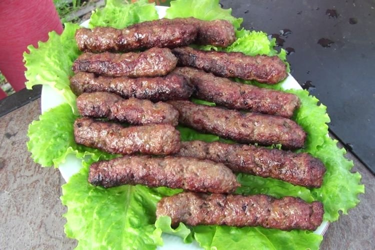 Домашние чевапчичи с салом