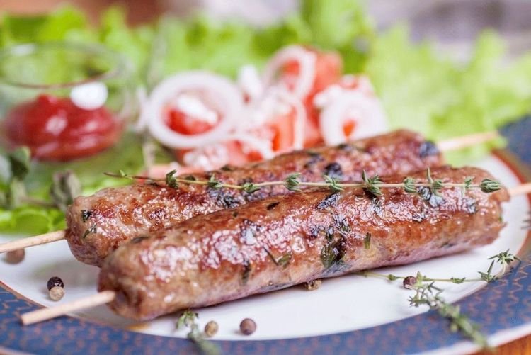 Чевапчичи на шпажках