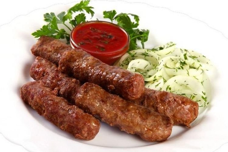 Чевапчичи в томатном соусе