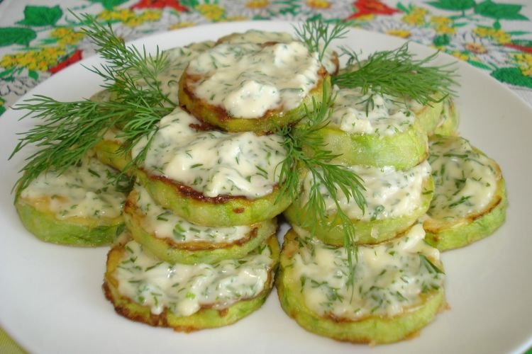 Жареные кабачки с чесноком и сыром