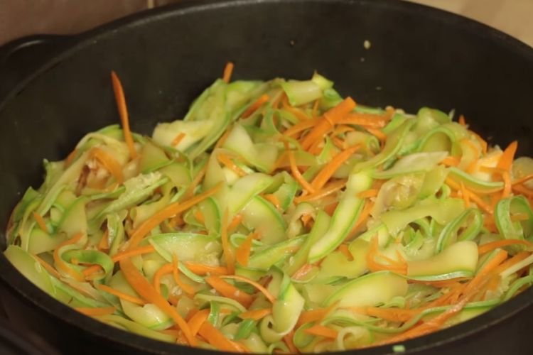 Жареная лапша из кабачков