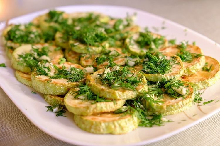 Жареные кабачки с зеленью