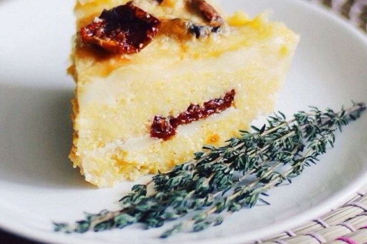 Полента с помидорами и моцареллой