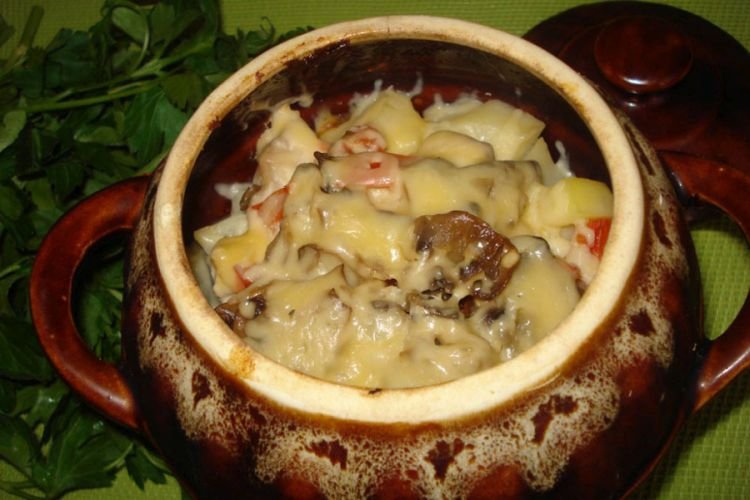 Мясо по-французски в горшочках