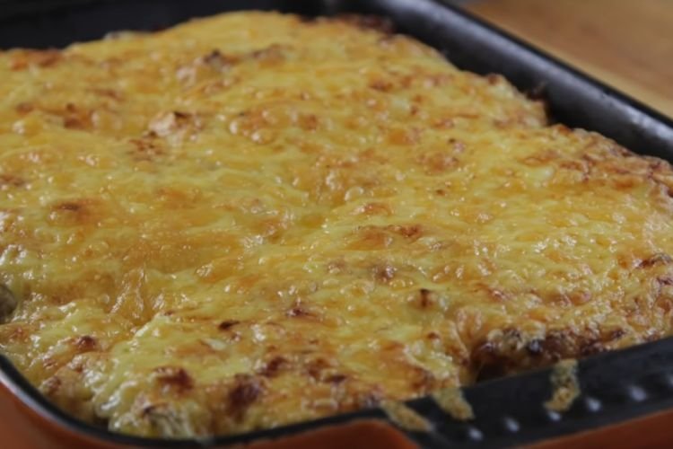 Мясо по-французски с тертым картофелем и чесноком