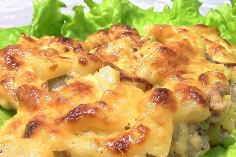 Мясо по-французски с картошкой, луком и киви