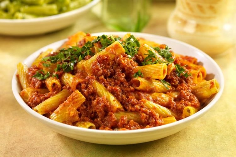 Макароны с фаршем и томатным соусом