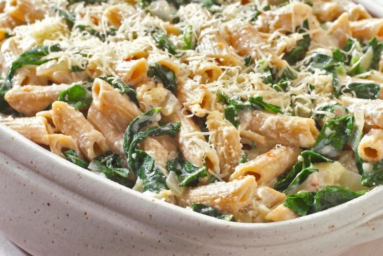 Макароны с сыром, фаршем и шпинатом