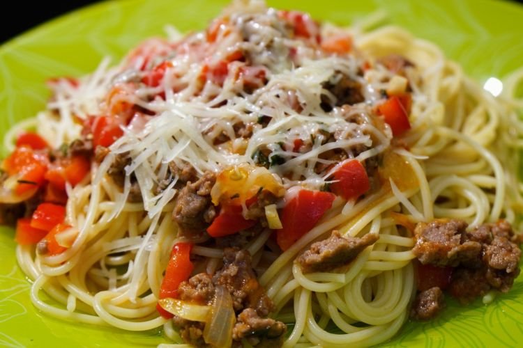 Жареные макароны с фаршем и овощами