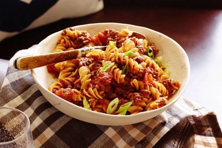 Жареные макароны с говяжьим фаршем в томатном соусе