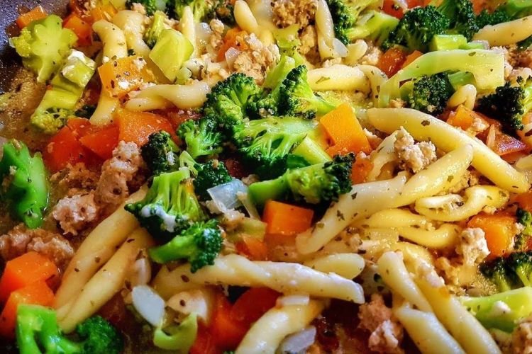 Макароны с фаршем и замороженными овощами