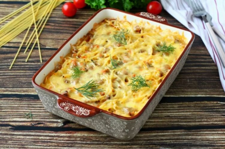 Макароны, запеченные с фаршем, помидорами и сыром