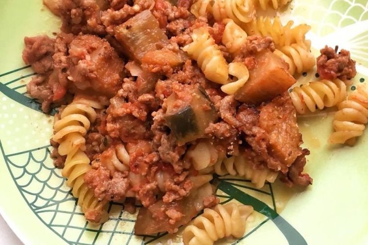 Макароны с баклажанами, фаршем и сыром