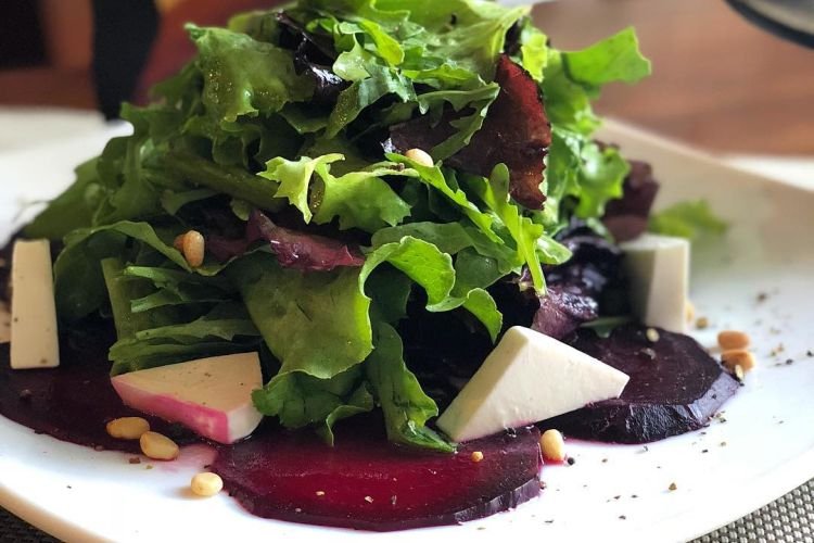 Салат с запеченной свеклой и сыром