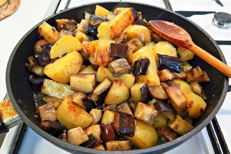 Жареные баклажаны с картошкой