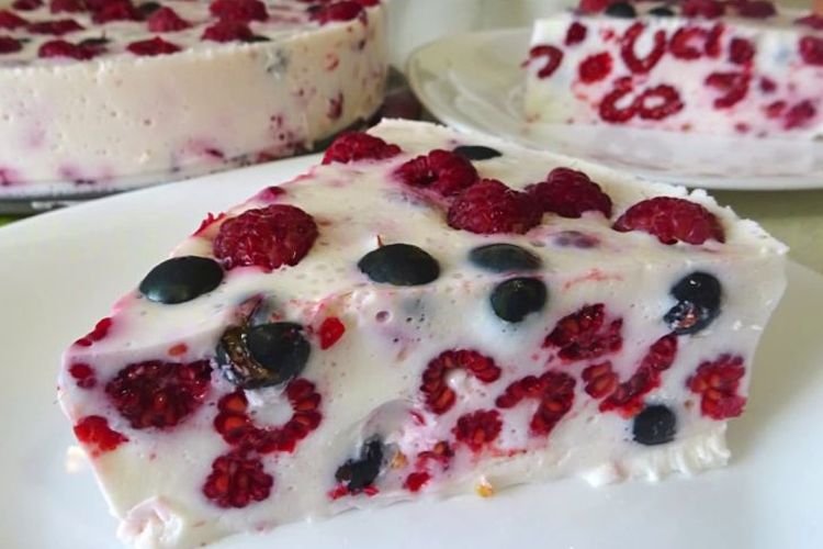 Ягодно-сметанный торт без выпечки