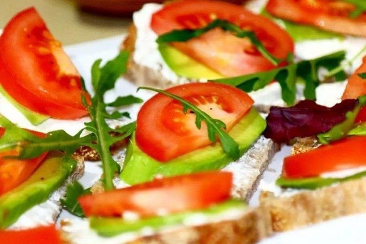 Бутерброды с творожным сыром и овощами