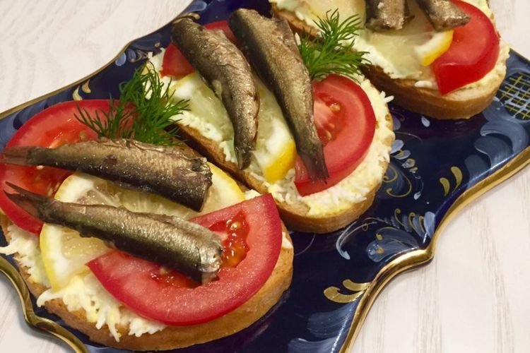 Бутерброды со шпротами и яйцом