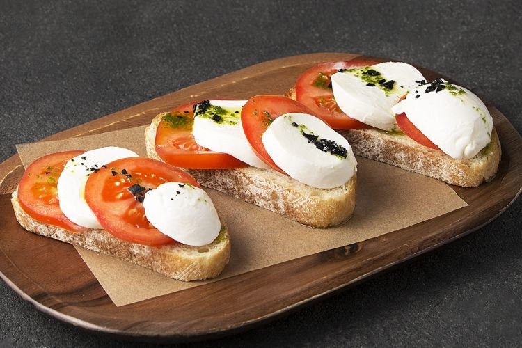 Бутерброды с помидорами и моцареллой