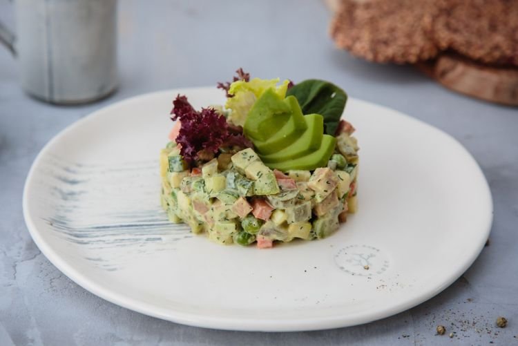 Оливье с курицей и авокадо