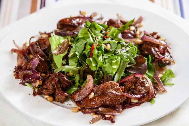 Салат с куриной печенью