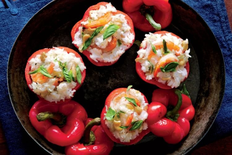 Перец, фаршированный рисом и креветками