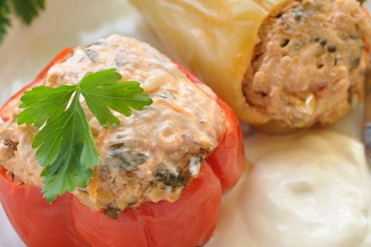 Фаршированный перец, запеченный в соусе из сливок