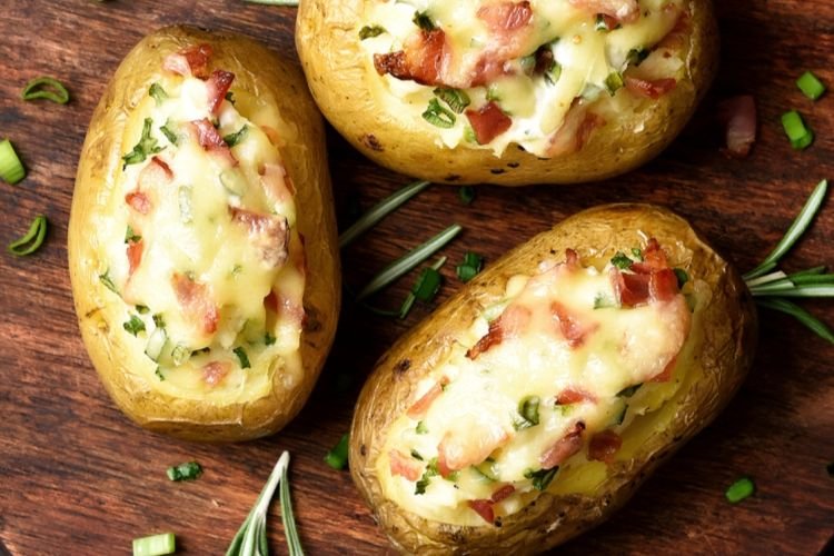 Запеченный картофель с беконом и зеленью