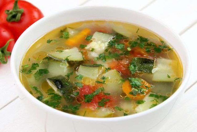 Суп с беконом, цукини и сельдереем