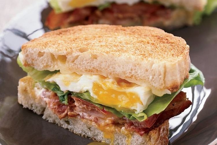 Сэндвичи с беконом и яйцом