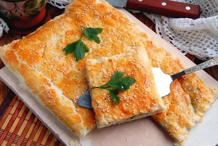 Пирог из слоеного теста с беконом и овощами