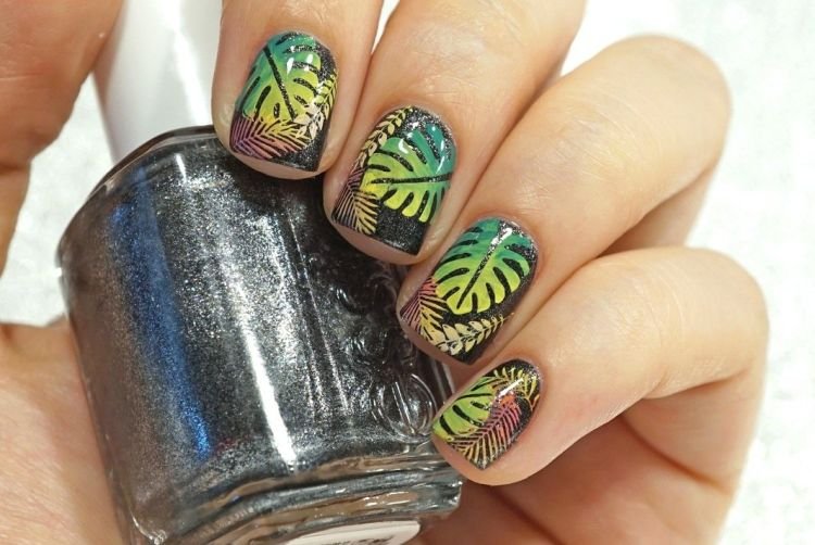 Маникюр с тропическими мотивами