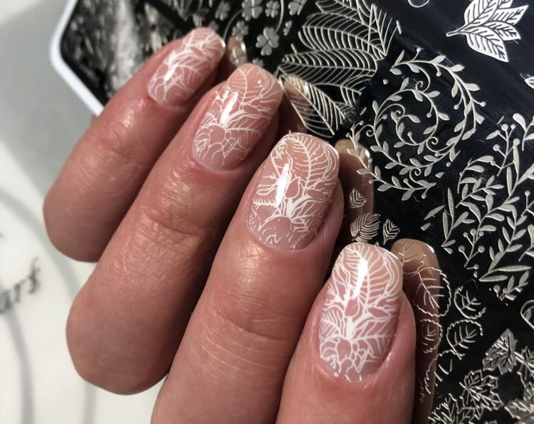 Белый стемпинг