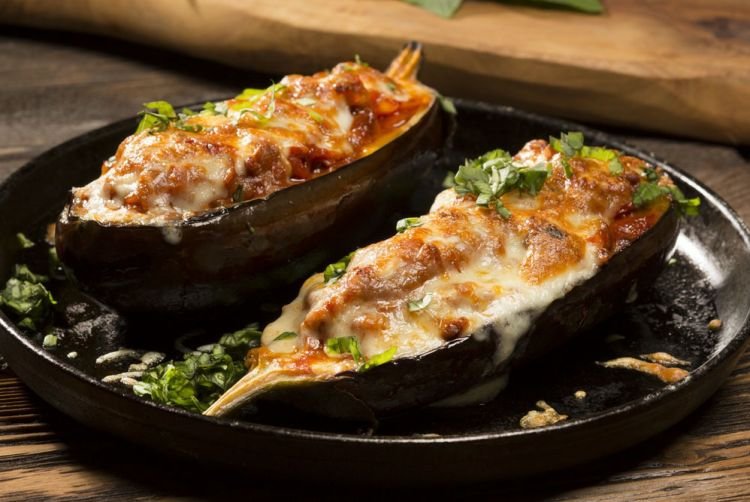 Запеченные баклажаны с фаршем