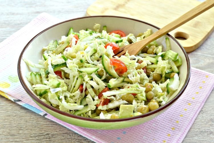 Салат с капустой и зеленым горошком