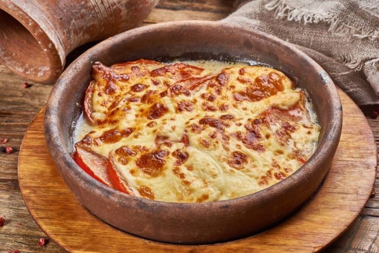 Запеченный сулугуни с помидорами