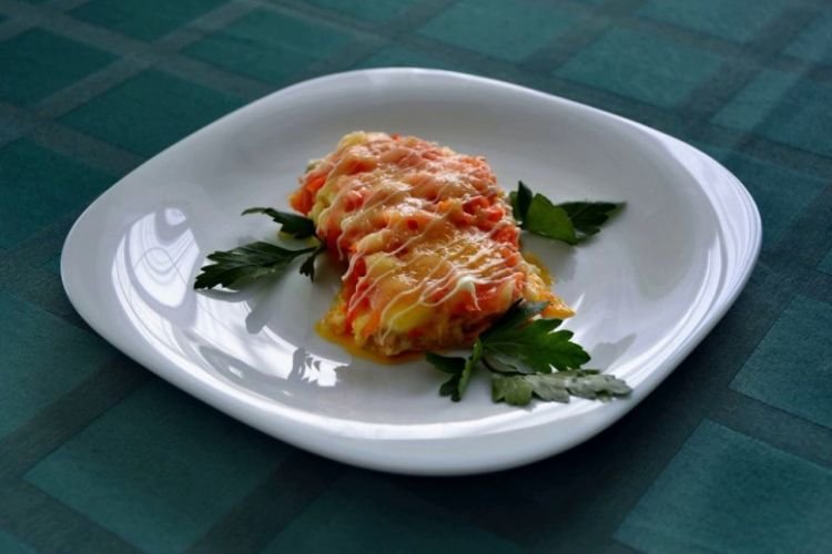 Горбуша с помидорами и сыром на сковороде