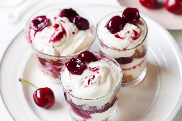 Творожный десерт с вишней