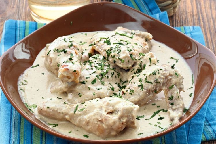 Курица в сливочном соусе с орехами и зеленью