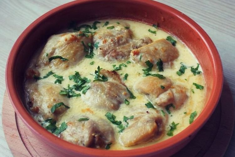 Курица, тушенная в соусе из сливок и горчицы