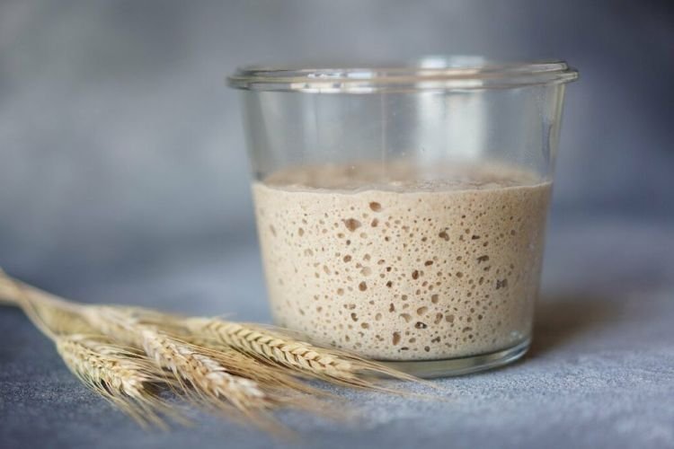 Пшеничная закваска для хлеба на изюме