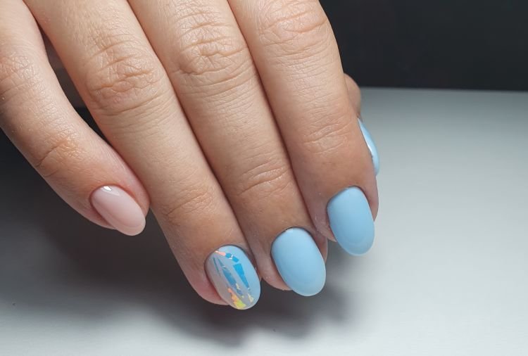 Голубые оттенки на короткие ногти