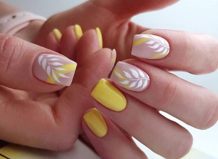 Желтый маникюр