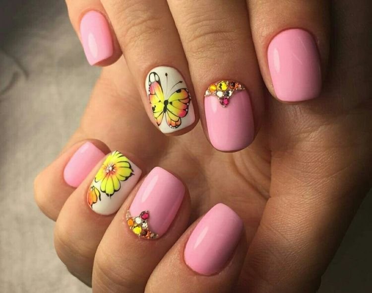 Летний маникюр с бабочками