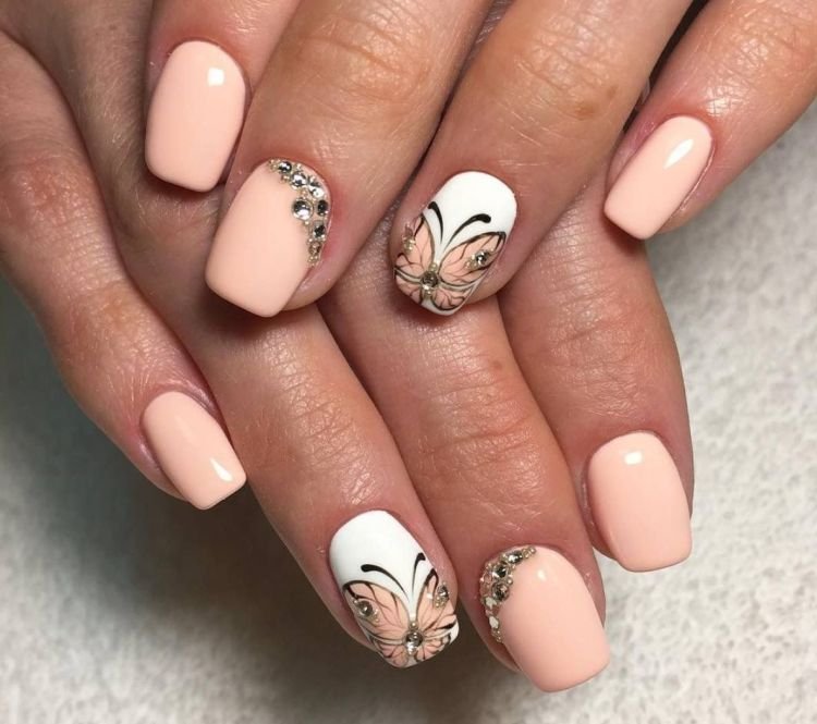 Летний маникюр с бабочками
