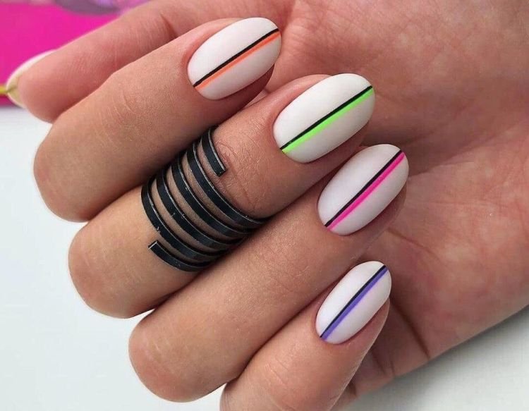 Маникюр с вертикальными линиями